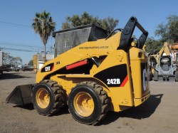 minicargador-caterpillar-242B-serie0682-15